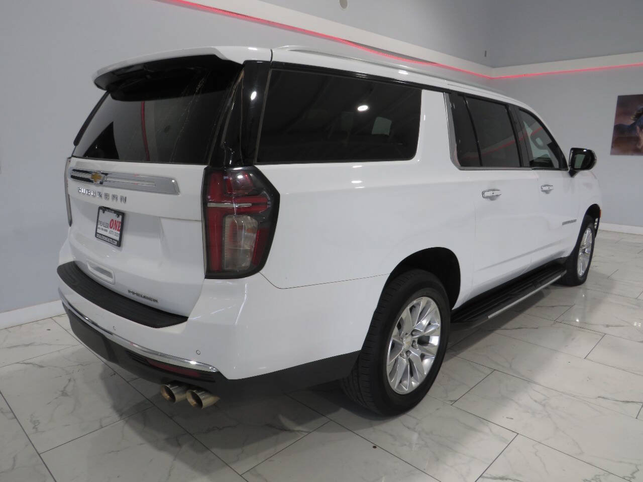 Used 2023 Chevrolet Suburban Premier RWD image 3