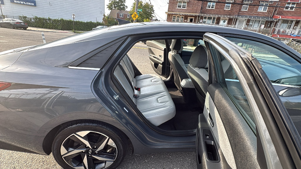 Used 2023 Hyundai Elantra Limited w/ Cargo Package FWD image 27