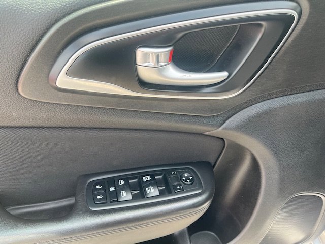 Used 2016 Chrysler 200 Limited FWD image 9