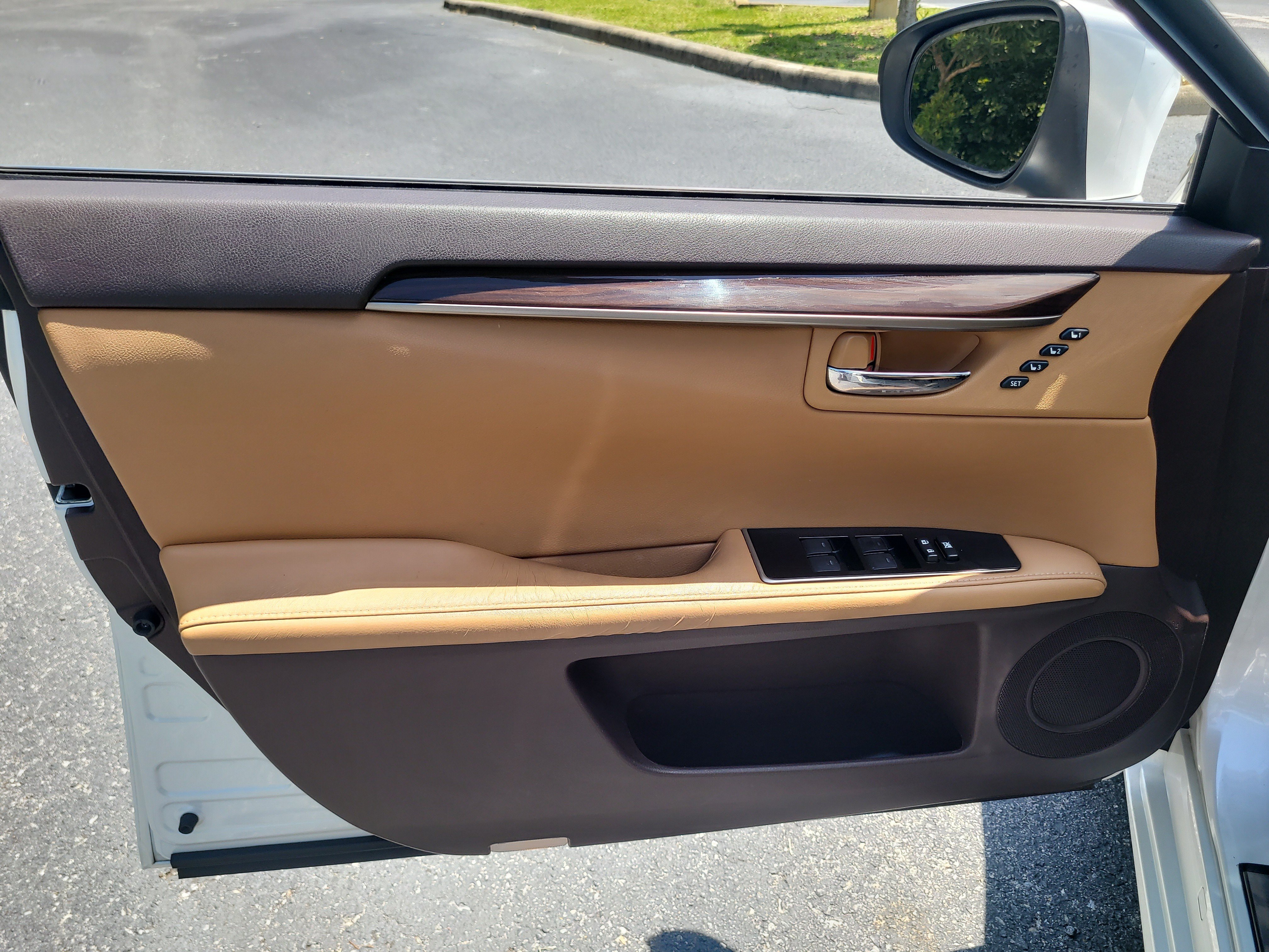 Used 2016 Lexus ES 350 w/ Luxury Package w/Wood Trim FWD image 16