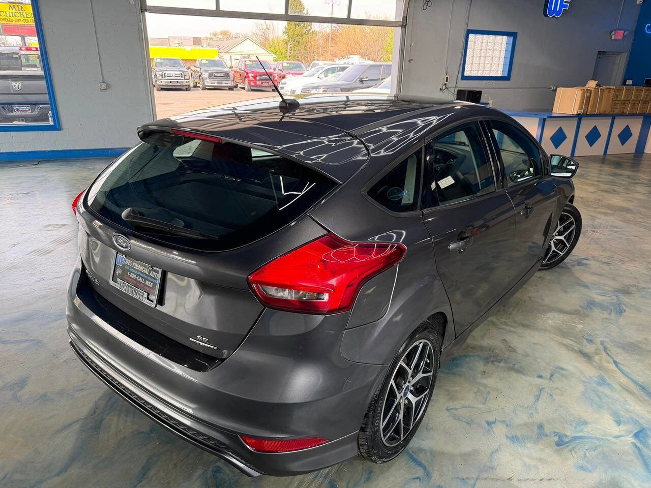 Used 2015 Ford Focus SE w/ SE Sport Package FWD image 2