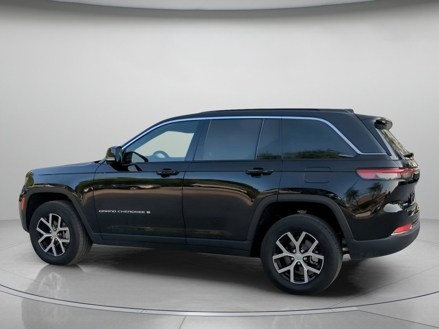 Used 2025 Jeep Grand Cherokee Limited AWD/4WD image 18