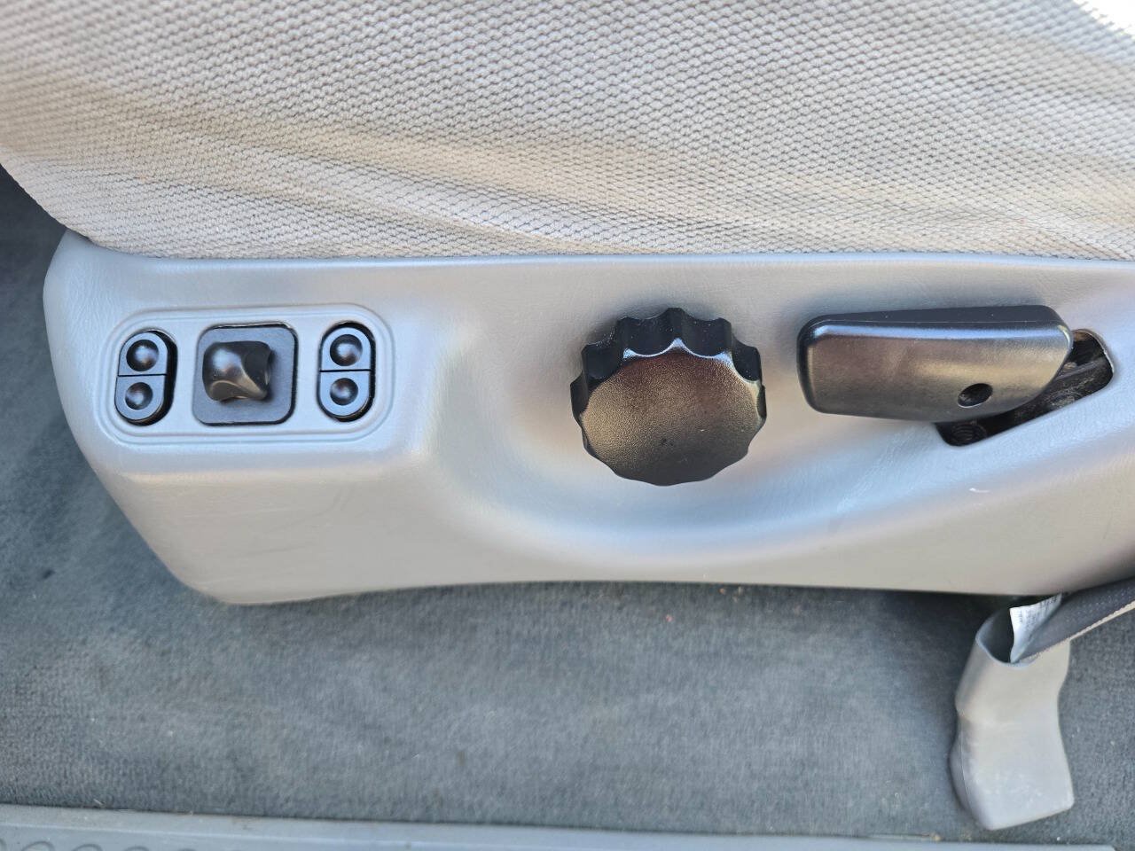 Used 2004 Ford Excursion XLT AWD/4WD image 15