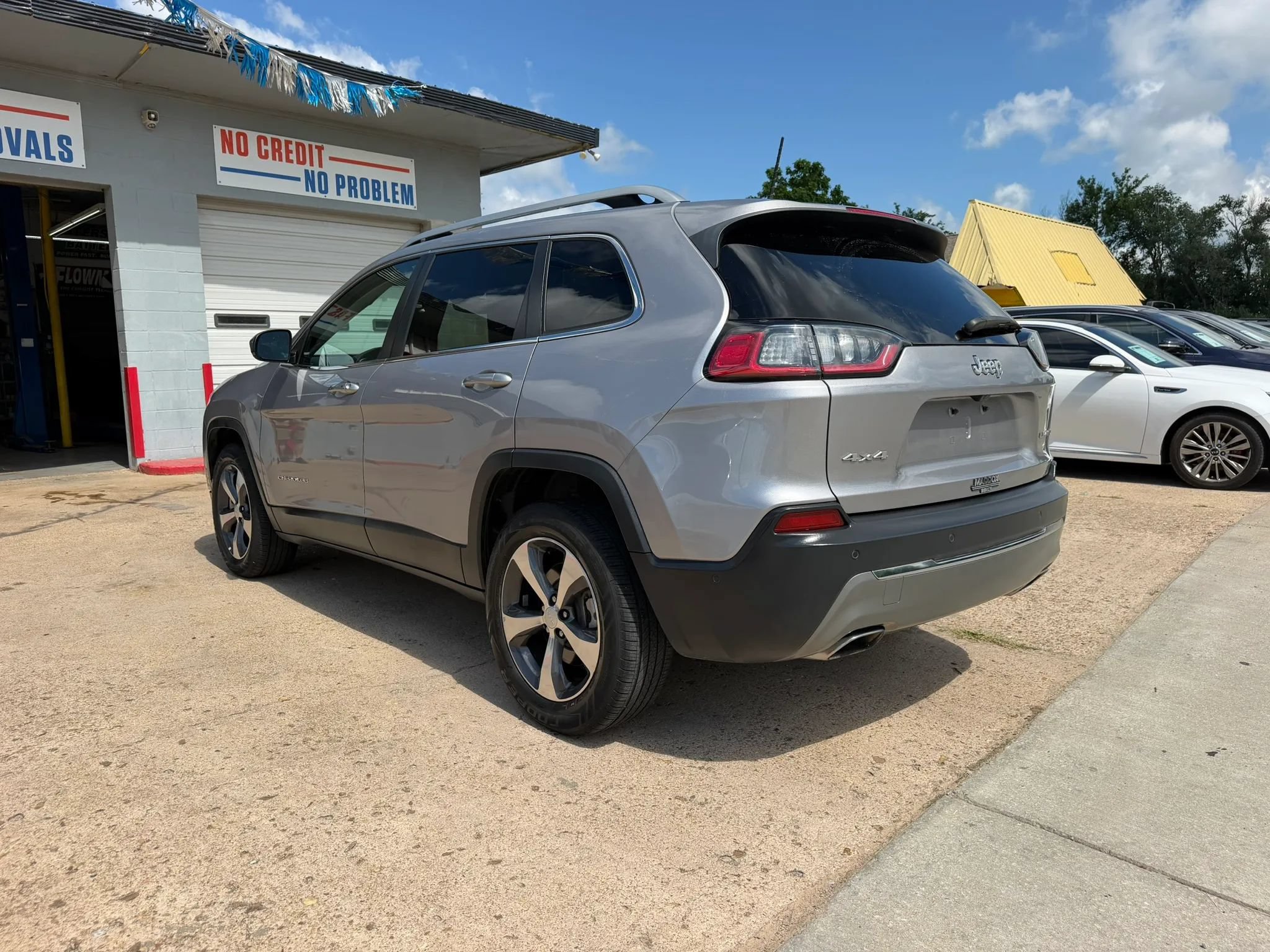 Used 2019 Jeep Cherokee Limited w/ Luxury Group AWD/4WD image 5