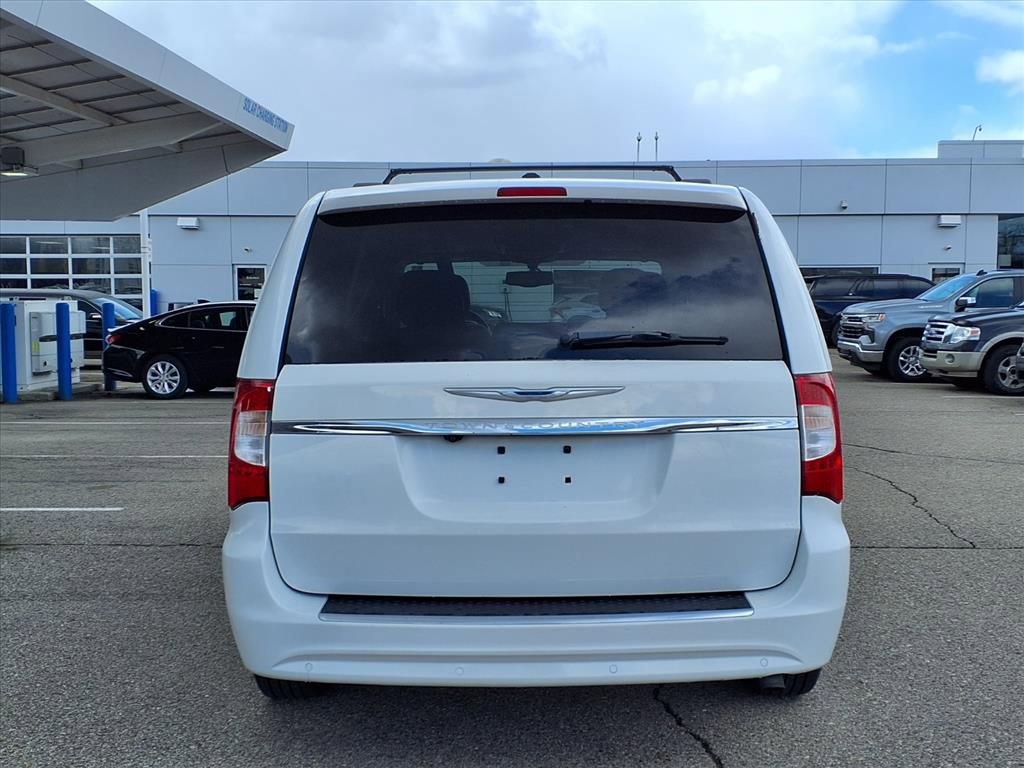 Used 2016 Chrysler Town & Country Touring-L image 6