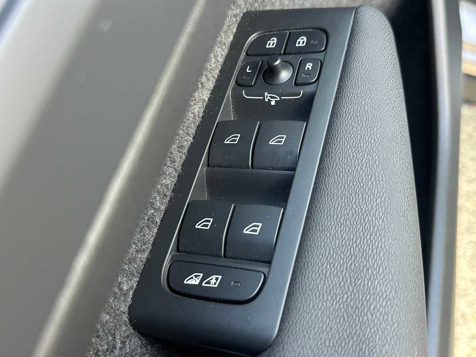 Used 2023 Volvo XC40 Recharge Ultimate image 21