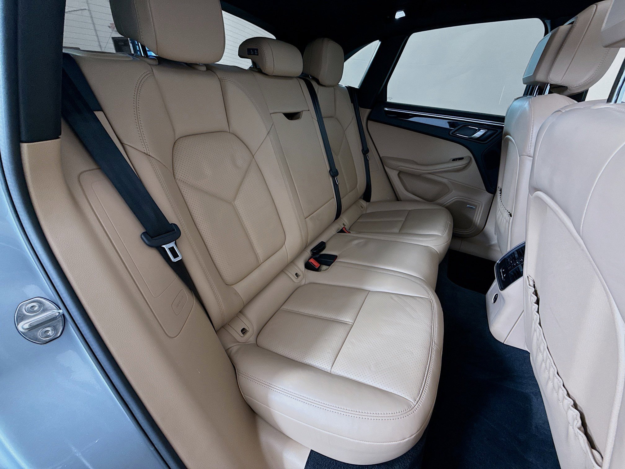 Used 2020 Porsche Macan Base image 27