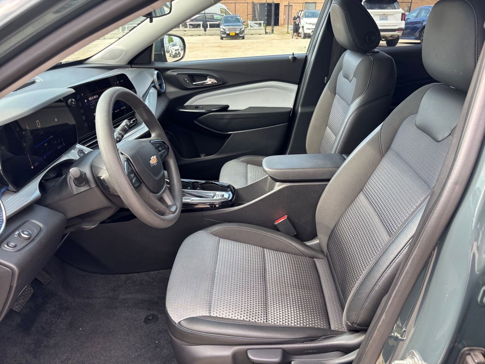 Used 2025 Chevrolet Trax LT FWD image 25