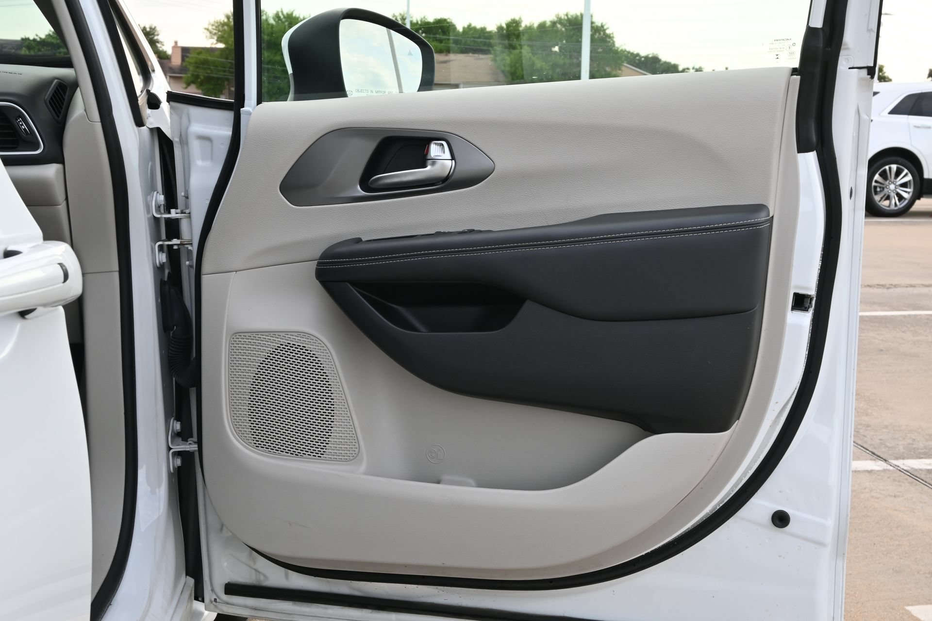 Used 2023 Chrysler Pacifica Touring-L FWD image 26