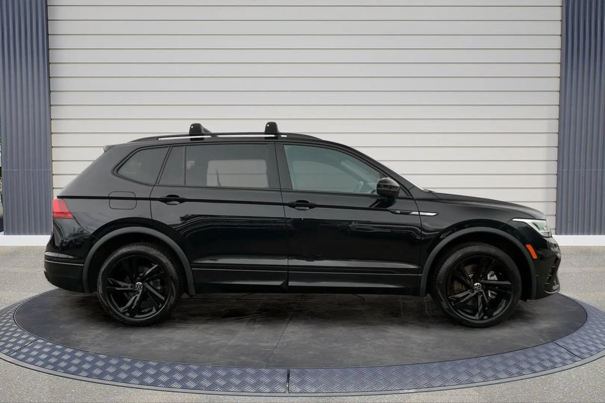 Used 2024 Volkswagen Tiguan SE R-Line AWD/4WD image 8