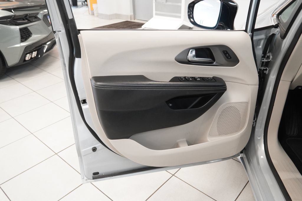Used 2024 Chrysler Pacifica Limited FWD image 5