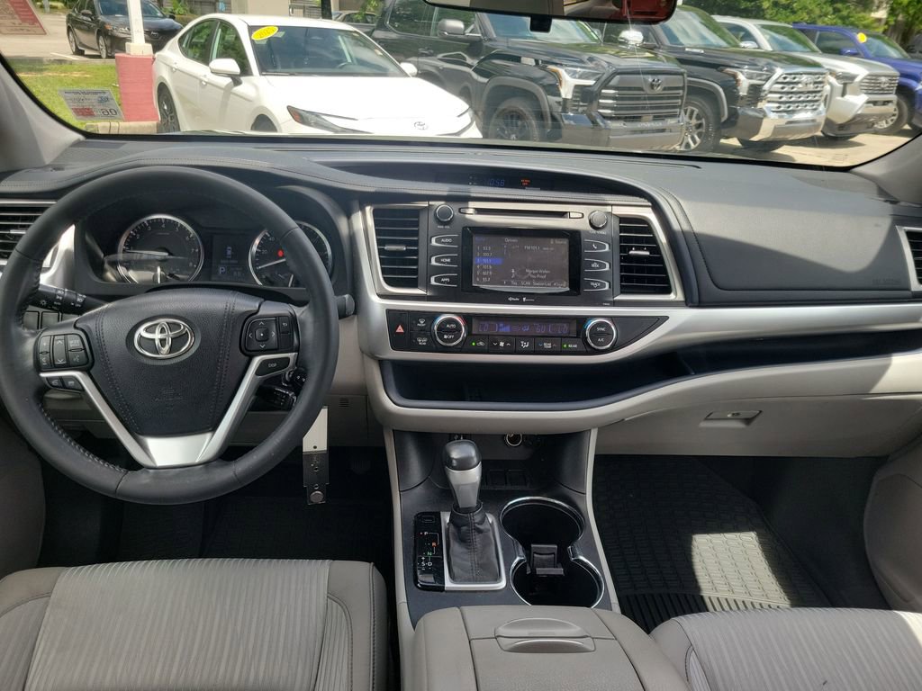 Used 2015 Toyota Highlander Plus FWD image 17