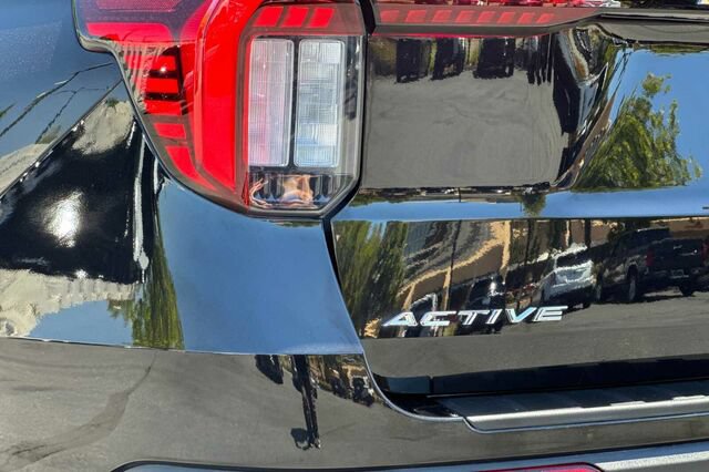 Used 2025 Ford Explorer Active RWD image 28