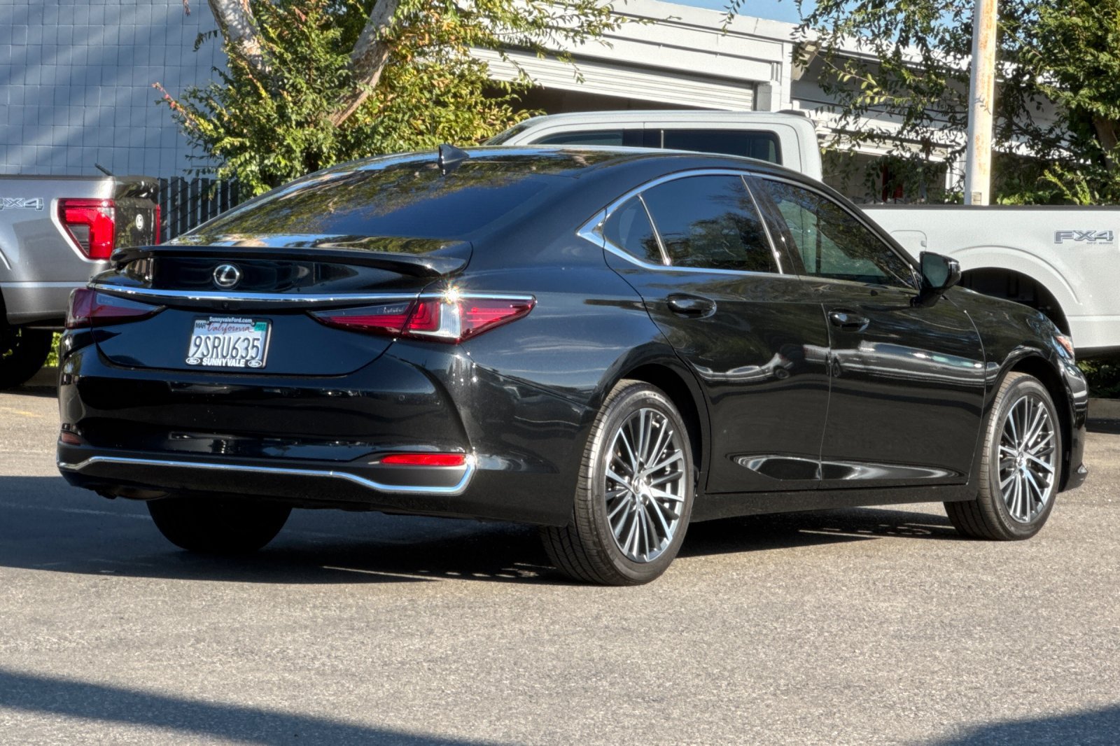 Used 2025 Lexus ES 300h w/ Premium Package FWD image 4
