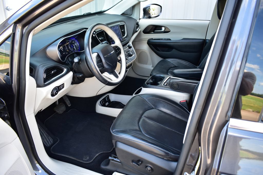 Used 2020 Chrysler Pacifica Limited FWD image 17