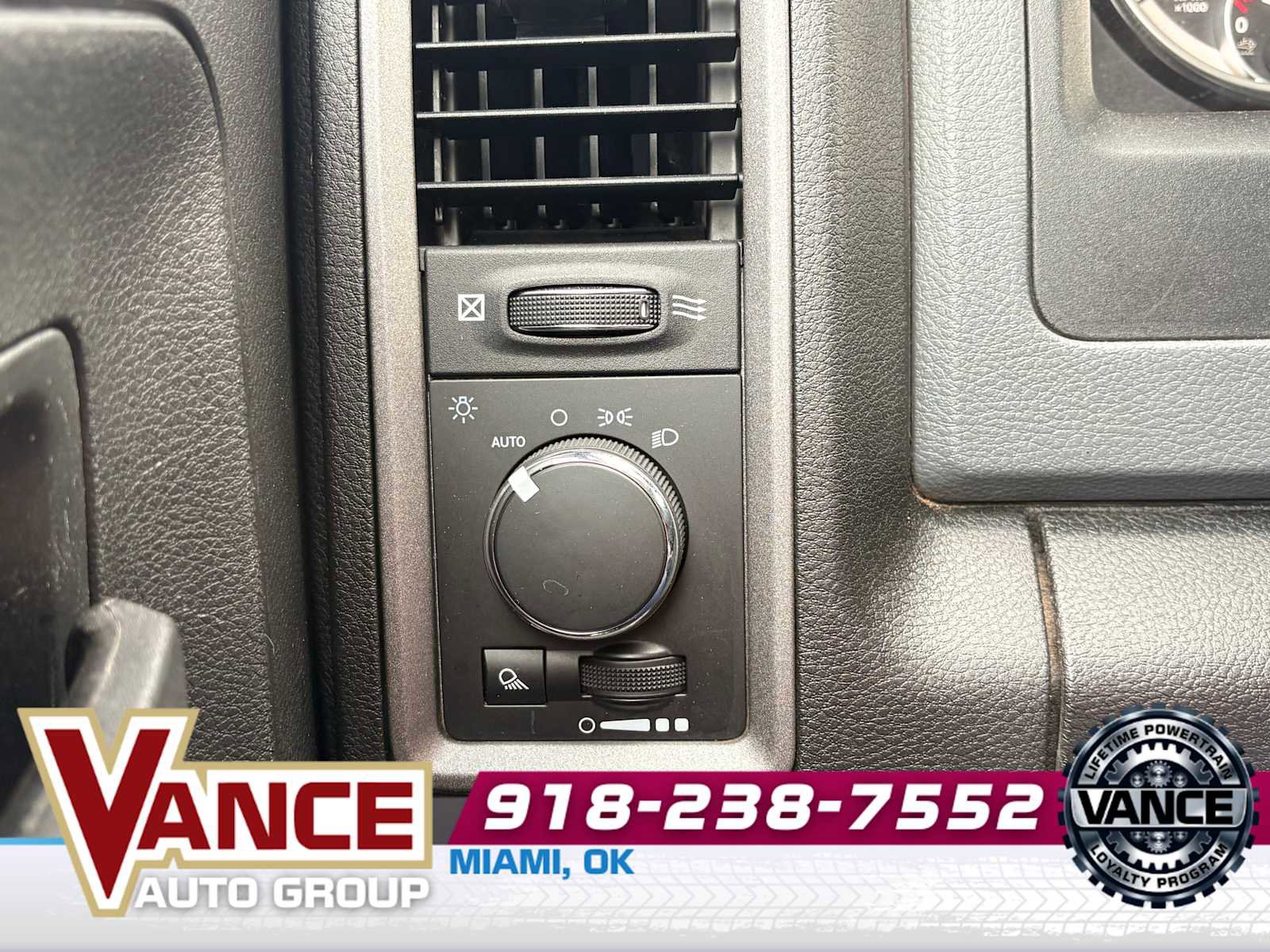 Used 2018 RAM 2500 Tradesman w/ Chrome Appearance Group image 31