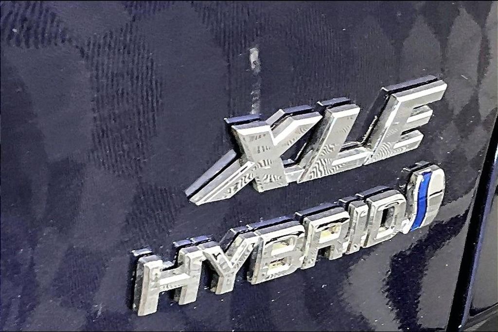 Used 2021 Toyota RAV4 XLE Premium image 24