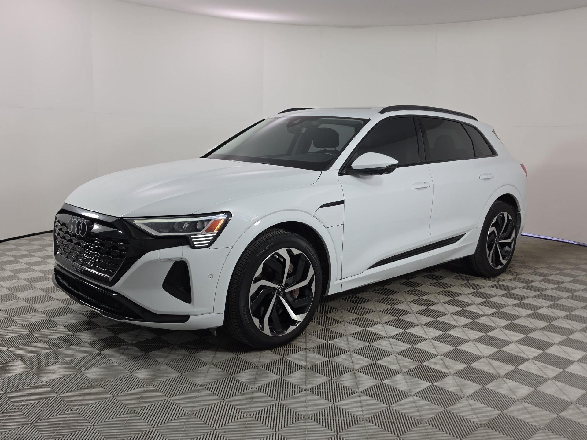 Used 2024 Audi Q8 e-tron Premium Plus AWD/4WD image 3
