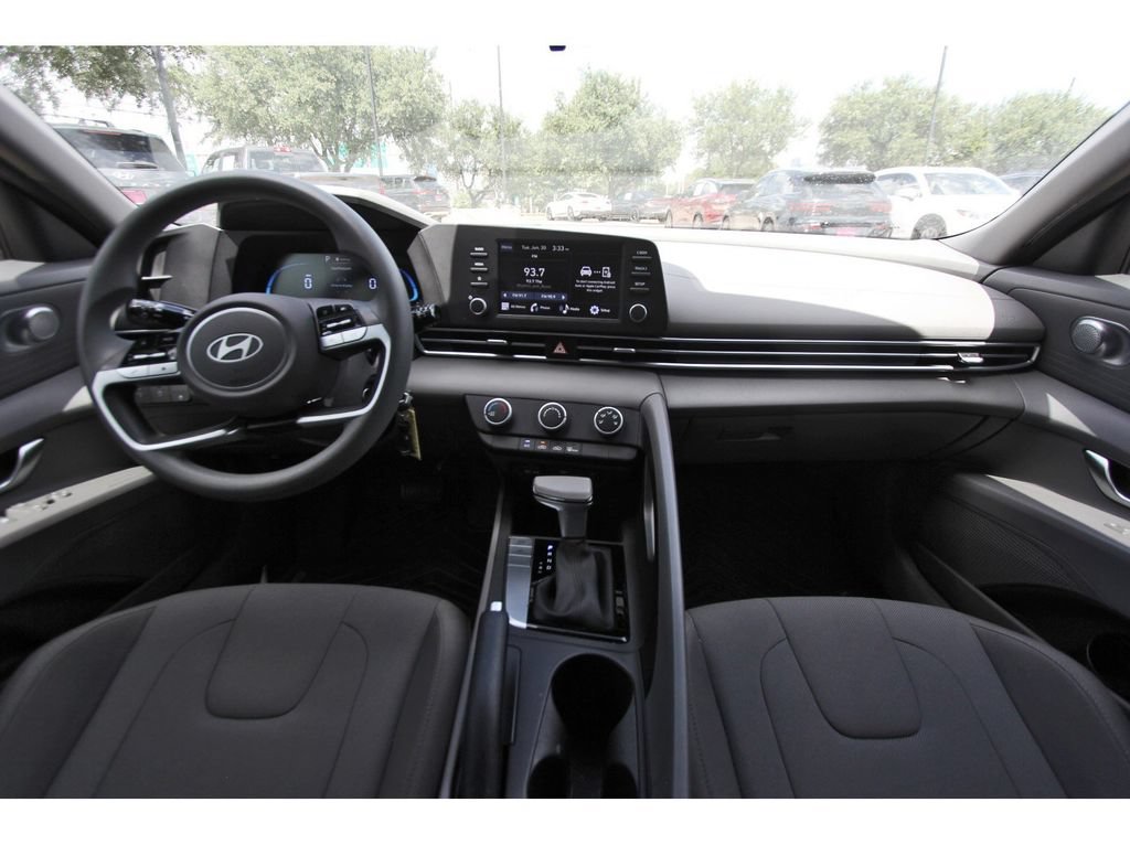 Used 2025 Hyundai Elantra SE FWD image 10
