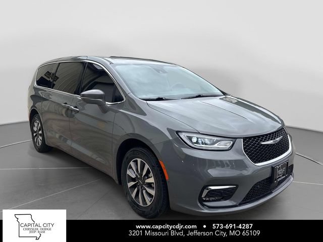 Used 2022 Chrysler Pacifica Touring-L w/ Uconnect Theater Family Group FWD image 1