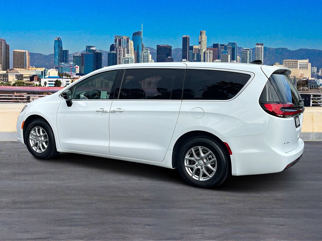 Used 2026 Chrysler Pacifica Select FWD image 3