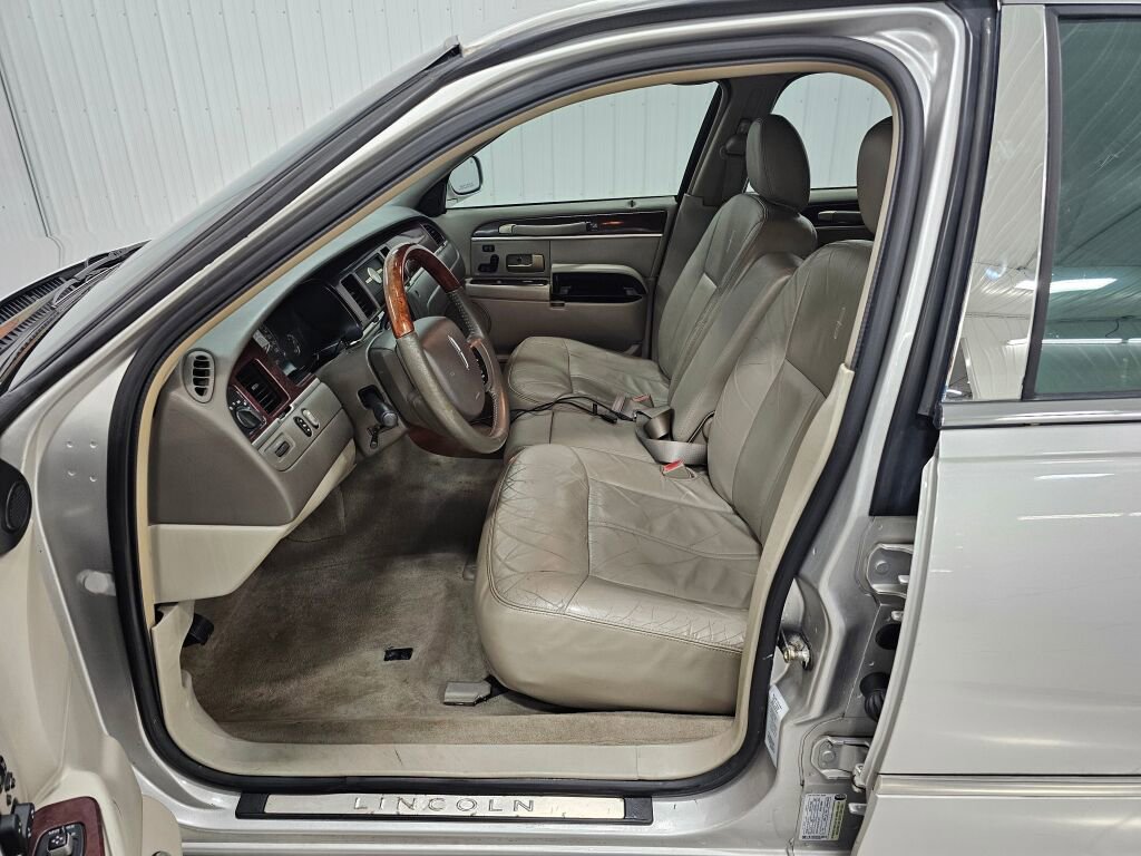 Used 2005 Lincoln Town Car Signature Limited image 11