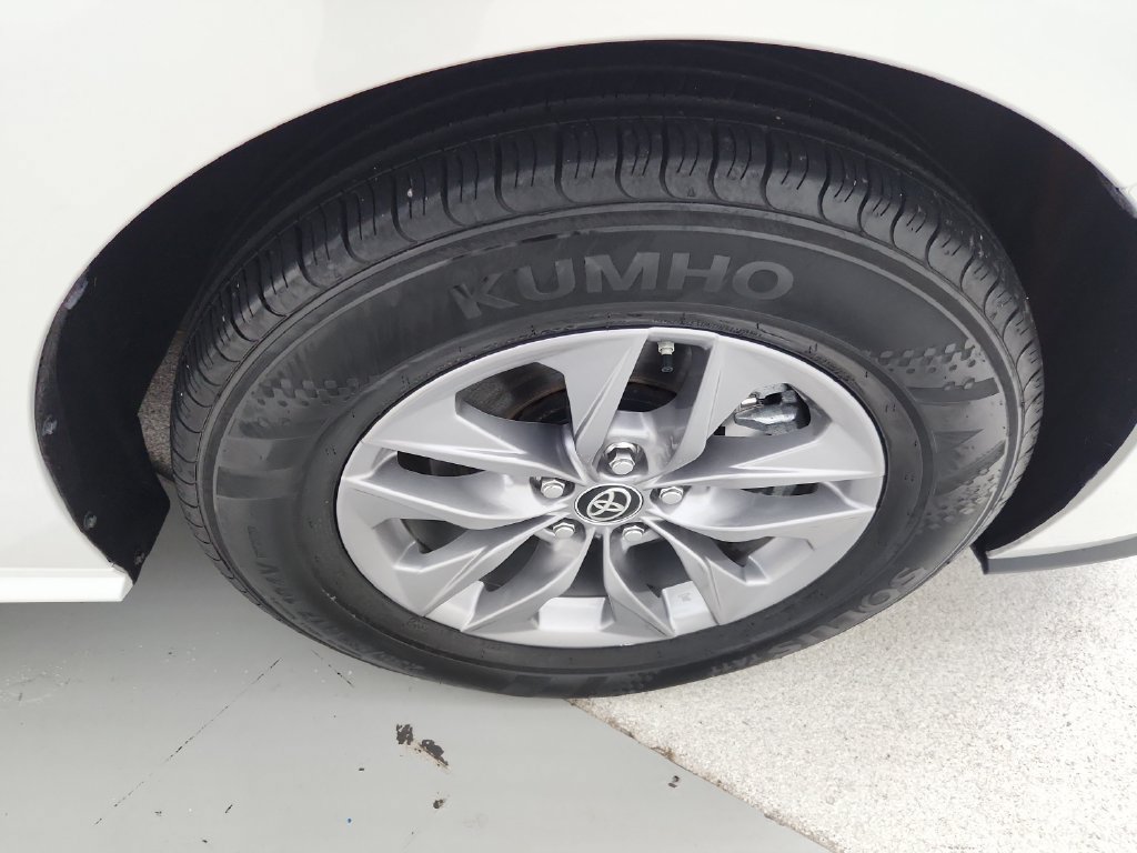 Used 2025 Toyota Sienna XLE FWD image 38