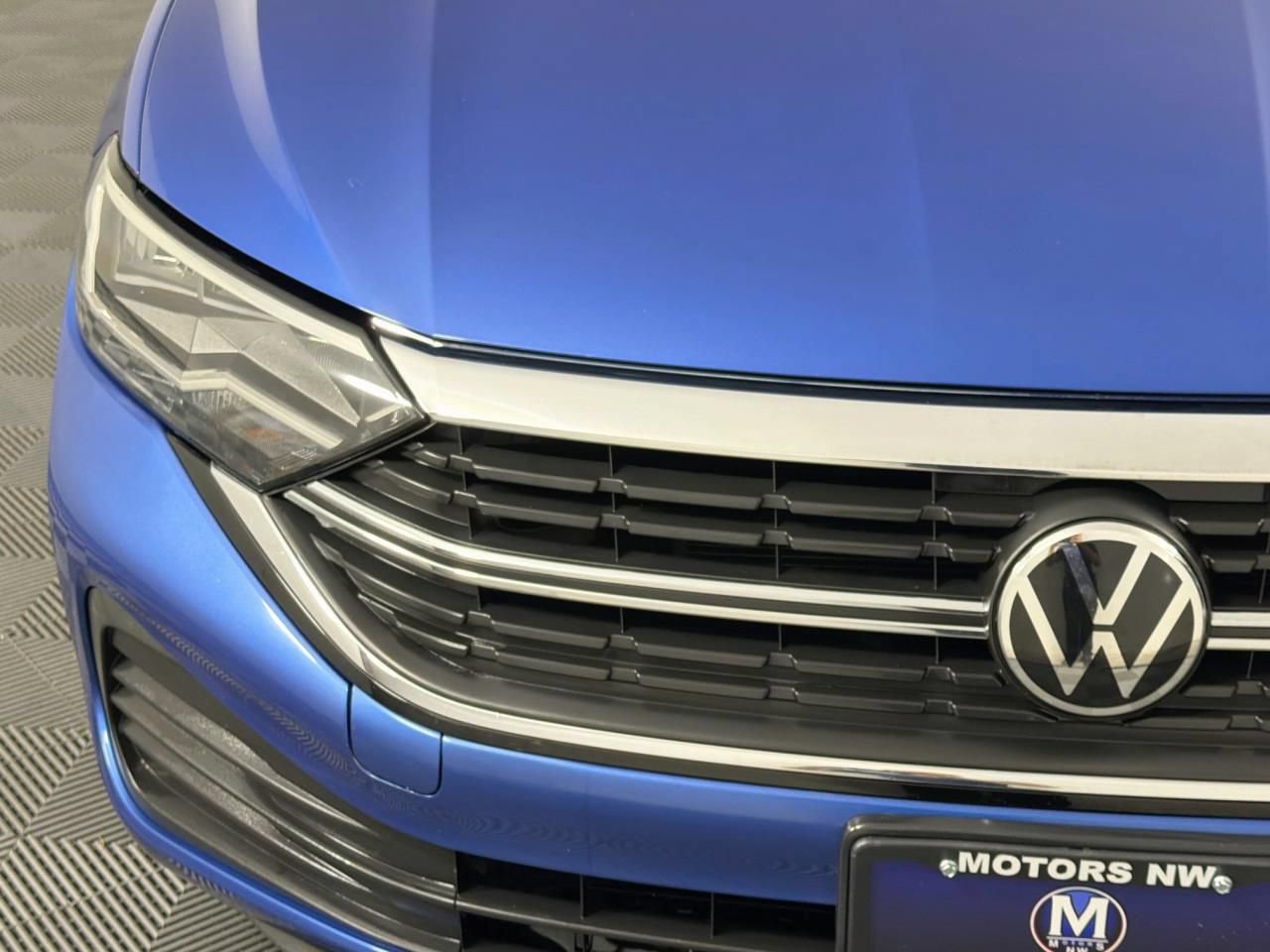 Used 2024 Volkswagen Jetta SE FWD image 3