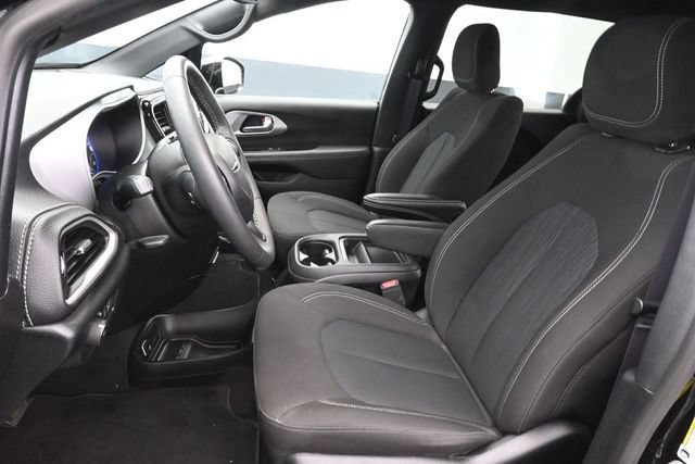 Used 2024 Chrysler Pacifica Touring FWD image 23