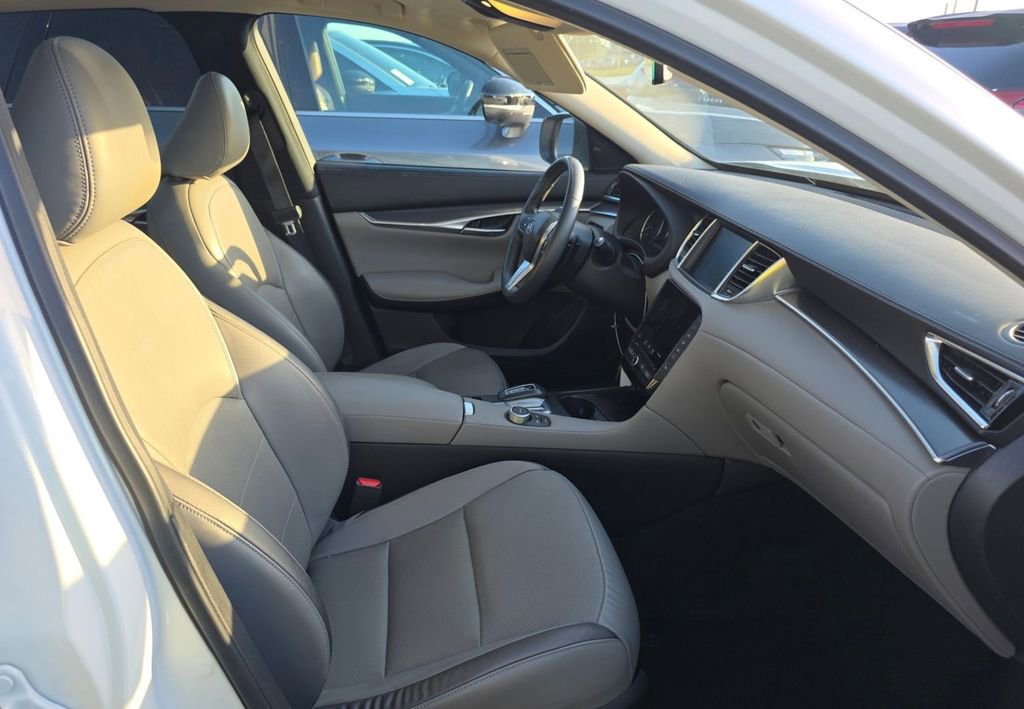 Used 2023 INFINITI QX50 Luxe FWD image 11