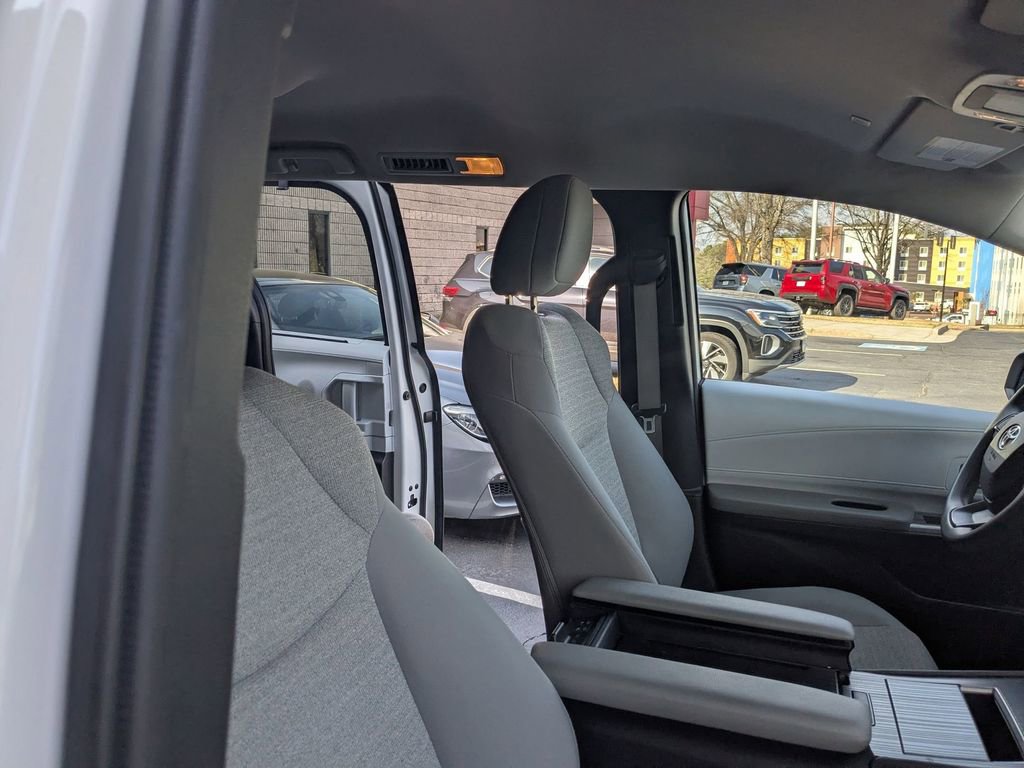 Used 2025 Toyota Sienna LE image 29