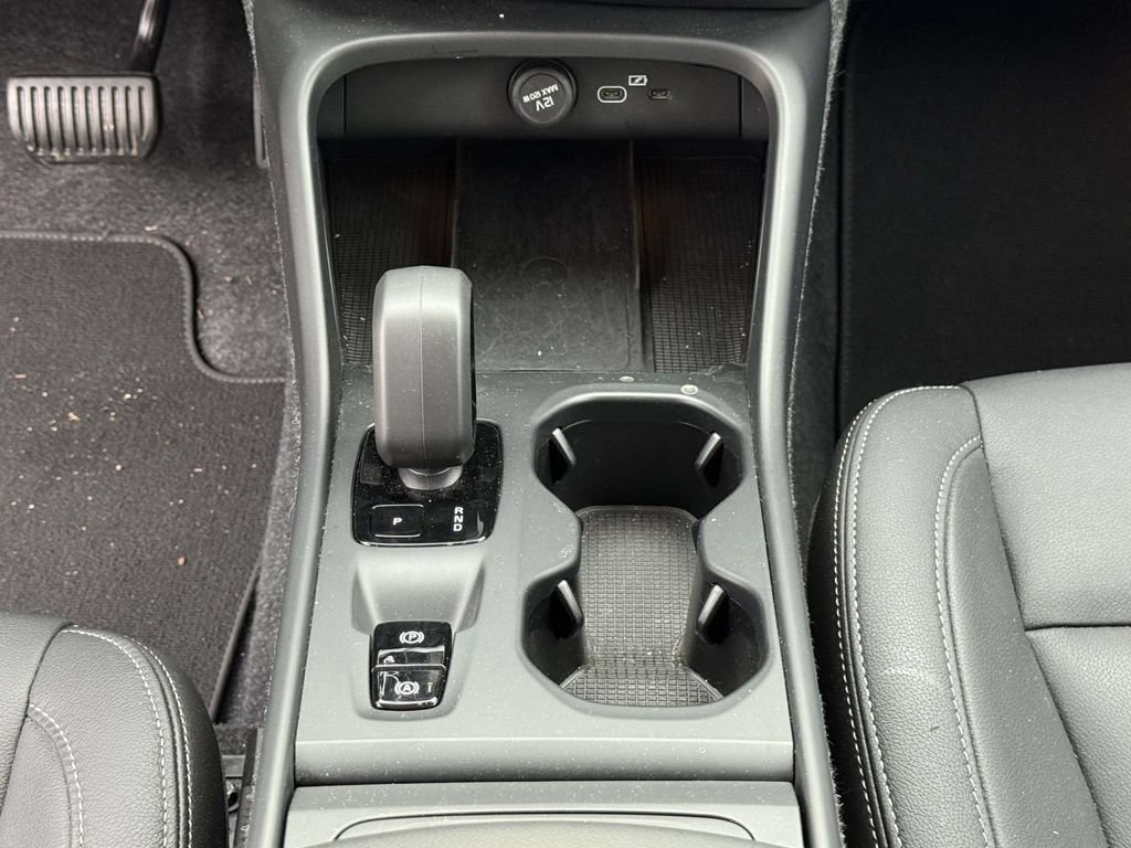 Used 2025 Volvo XC40 B5 Core w/ Protection Package Premier AWD/4WD image 14