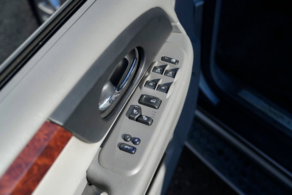 Used 2009 GMC Envoy Denali w/ Sun And 6-Disc Cd Package image 26