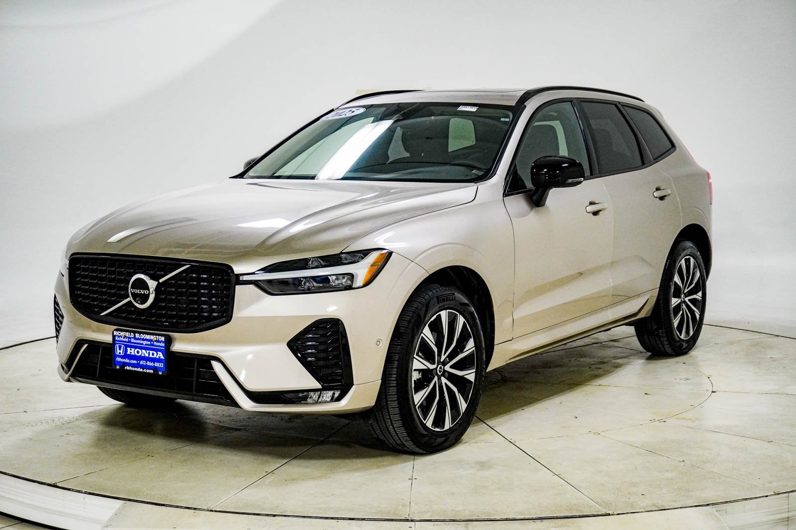 Used 2025 Volvo XC60 B5 Plus image 2