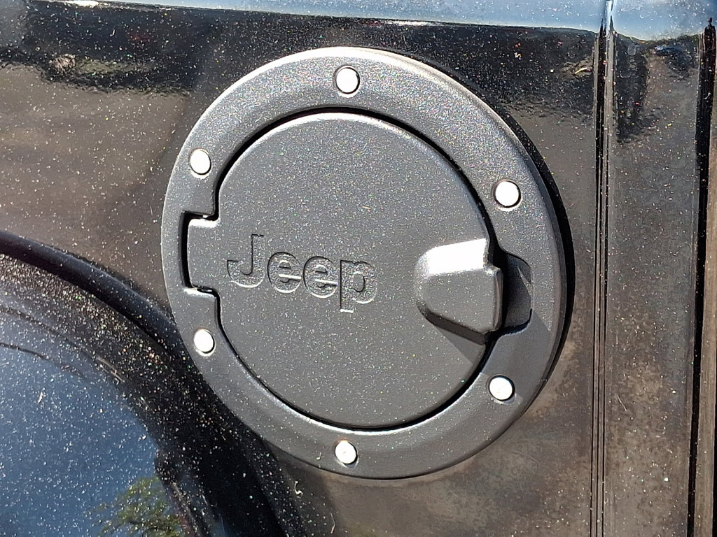 Used 2018 Jeep Wrangler Unlimited Sahara AWD/4WD image 17