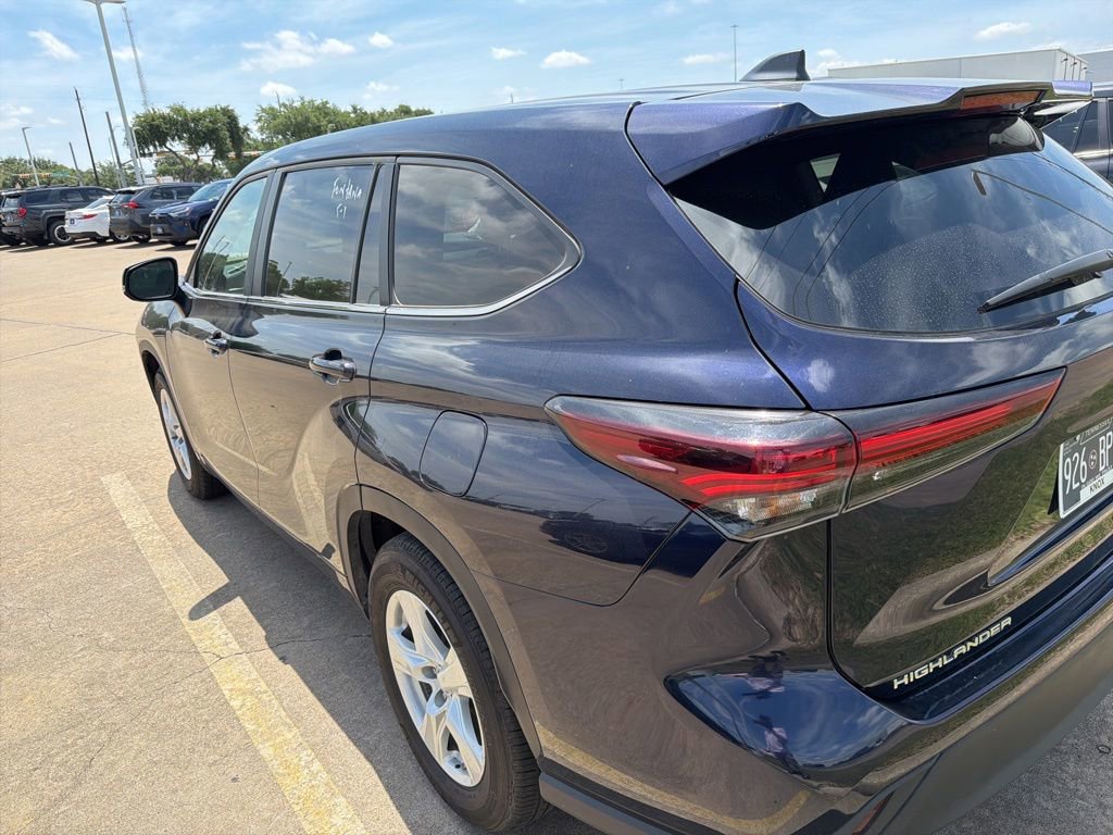 Used 2025 Toyota Highlander LE FWD image 4