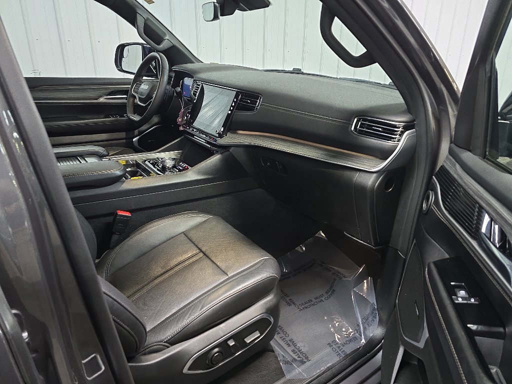 Used 2023 Jeep Wagoneer L Series III w/ Preferred Equipment Group AWD/4WD image 15