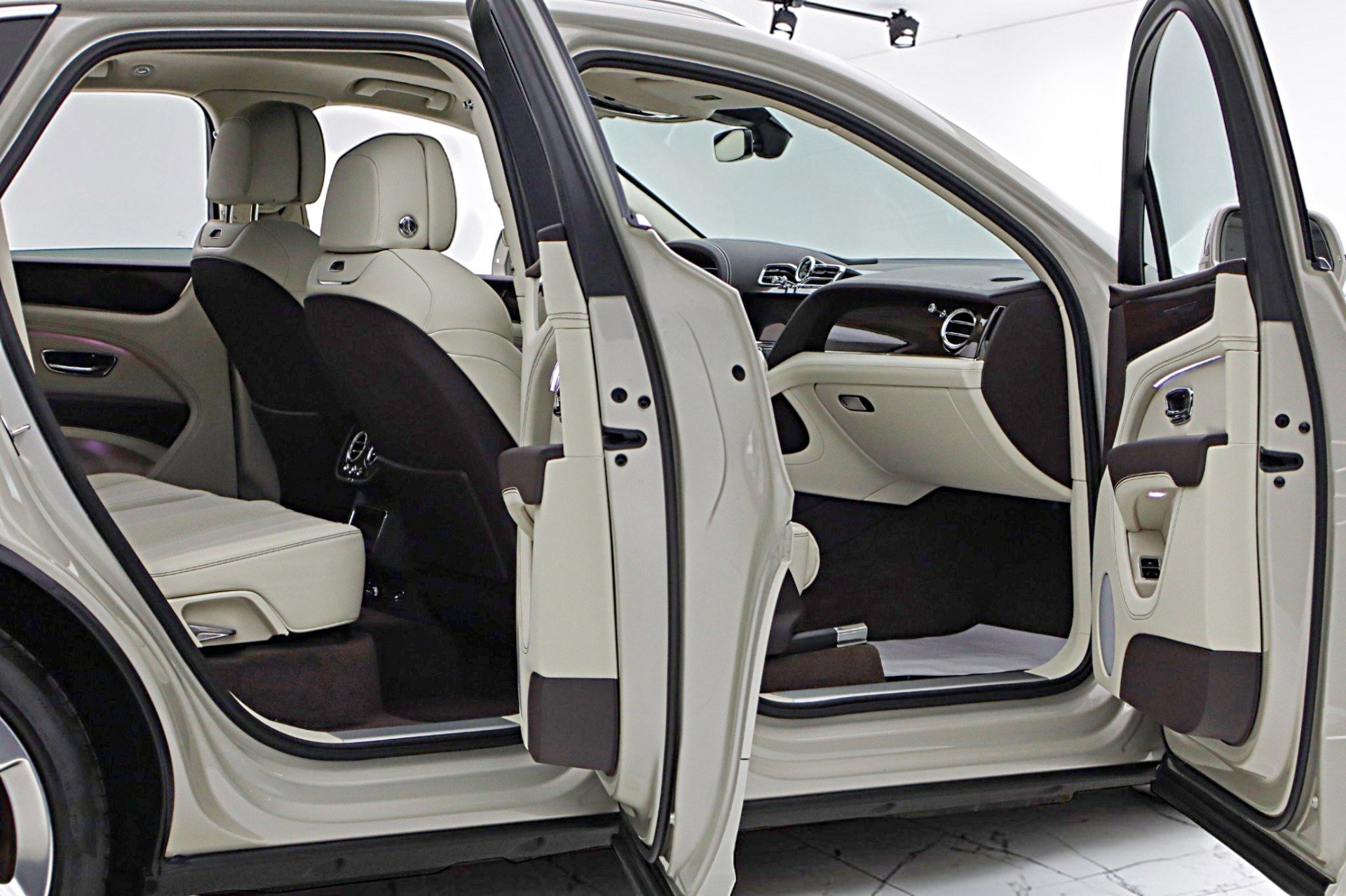 Used 2024 Bentley Bentayga Plug-In Hybrid image 20