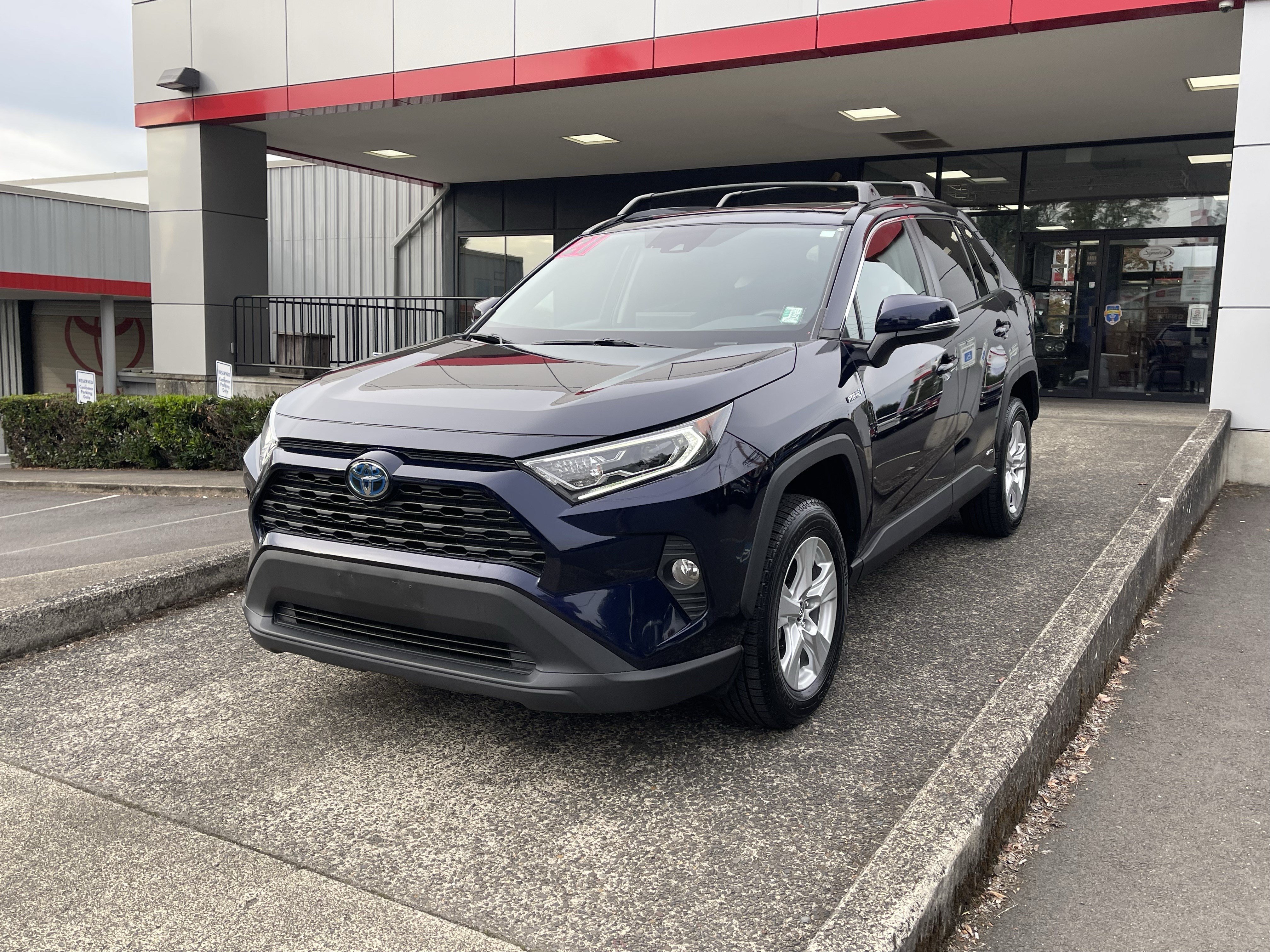 Used 2021 Toyota RAV4 XLE w/ Convenience Package AWD/4WD image 3