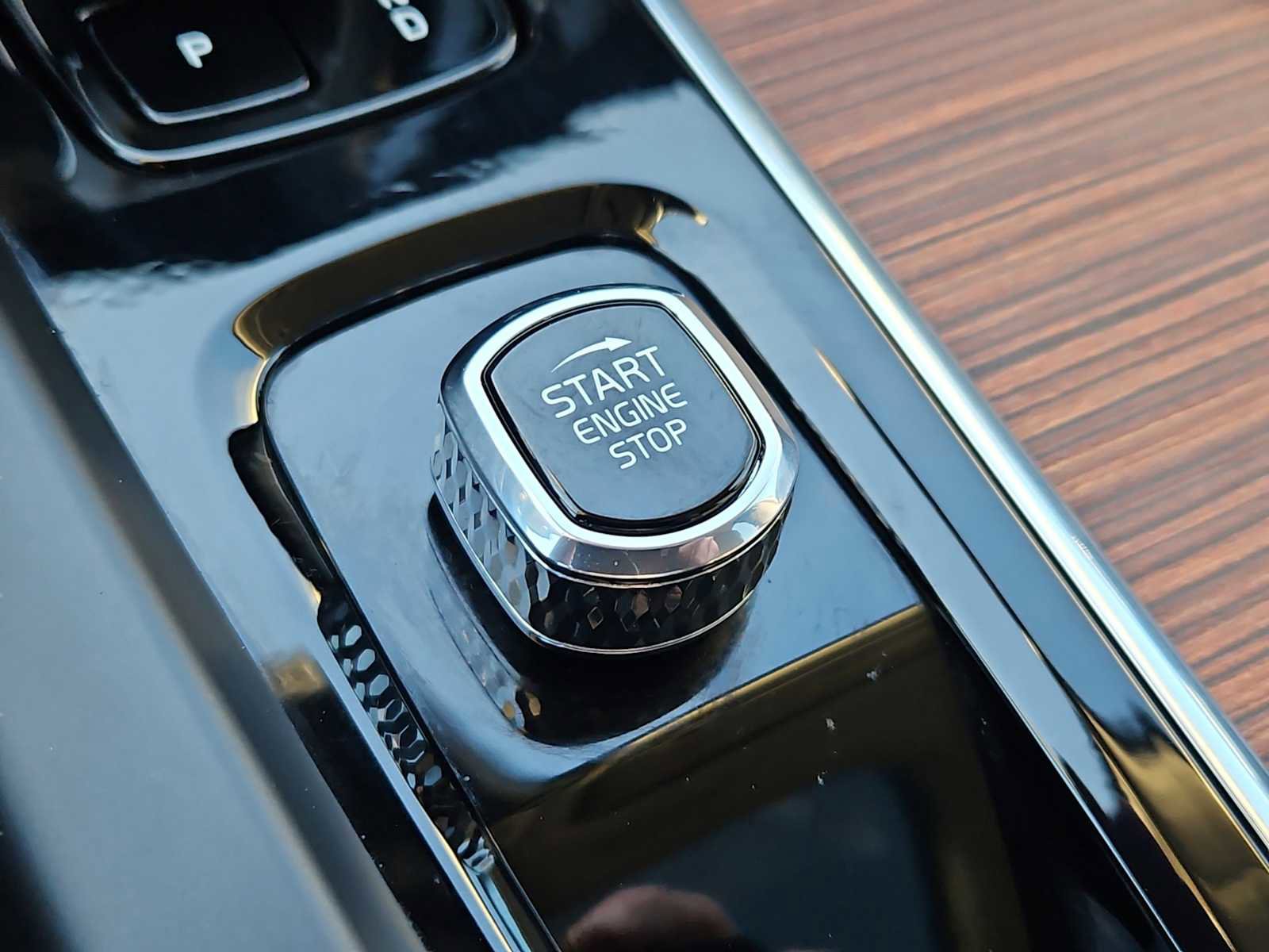 Used 2024 Volvo XC60 B5 Plus image 25