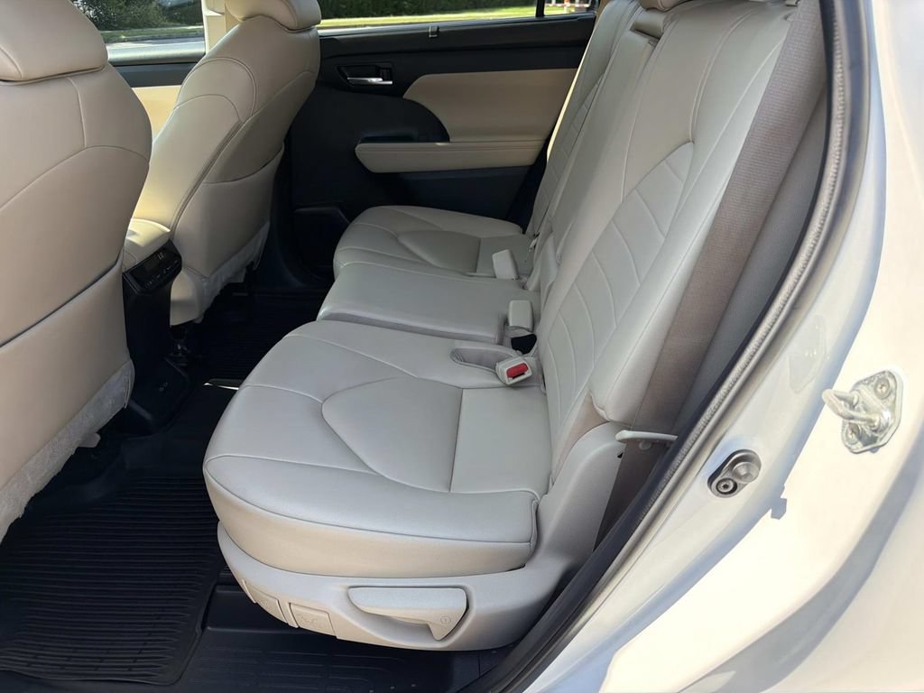 Used 2023 Toyota Highlander XLE FWD image 16