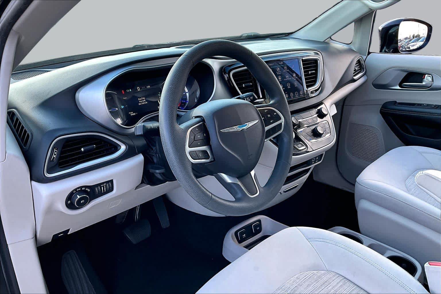 Used 2018 Chrysler Pacifica Touring Plus FWD image 18
