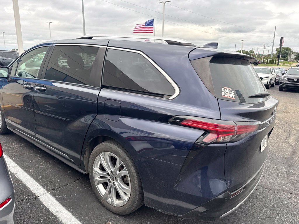 Used 2021 Toyota Sienna Platinum FWD image 5