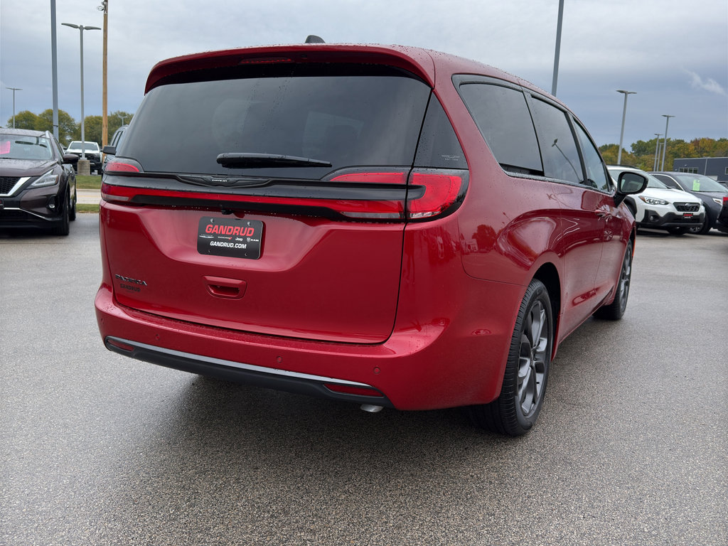 New 2026 Chrysler Pacifica Select FWD image 5