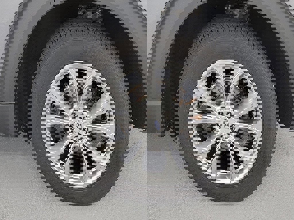 Used 2022 Ford Explorer XLT w/ Equipment Group 202A AWD/4WD image 11