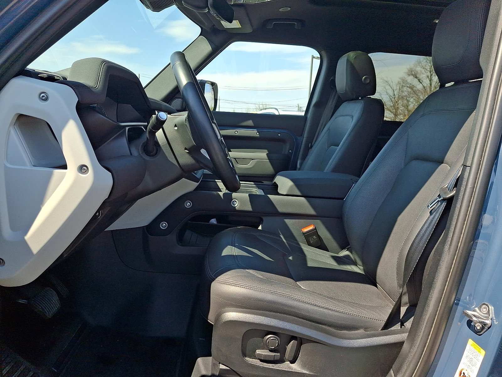 Used 2023 Land Rover Defender 110 SE image 13