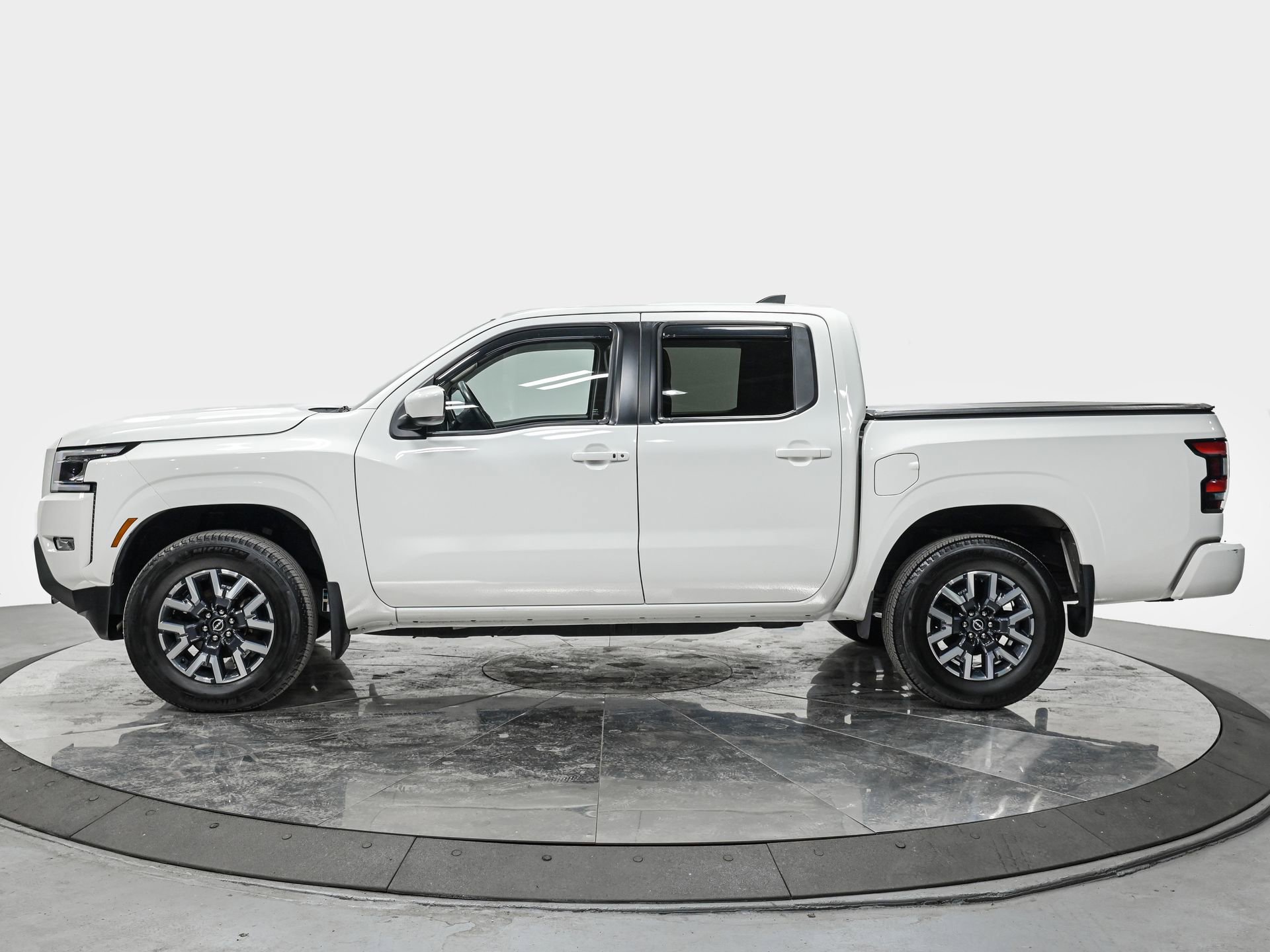 Used 2024 Nissan Frontier SL w/ Technology Package image 2