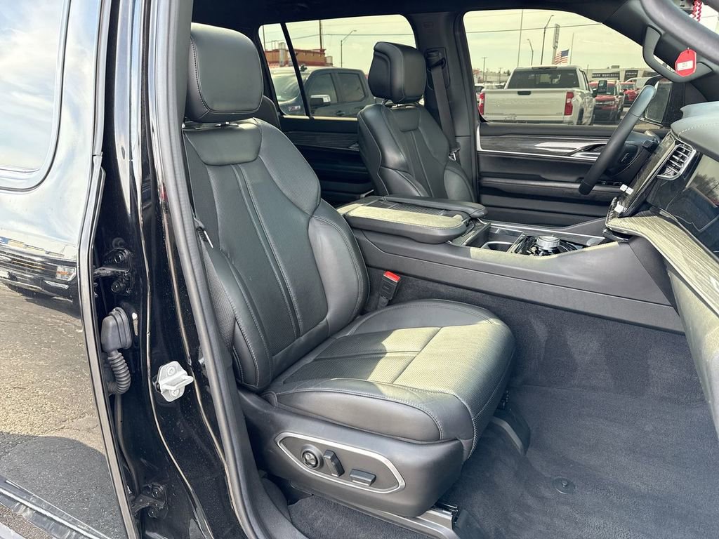 Used 2022 Jeep Wagoneer Series III w/ Premium Group I AWD/4WD image 26
