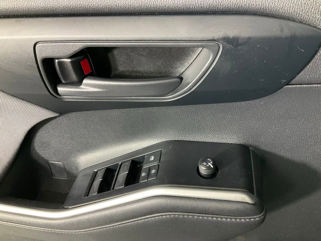 Used 2021 Toyota Highlander LE image 15