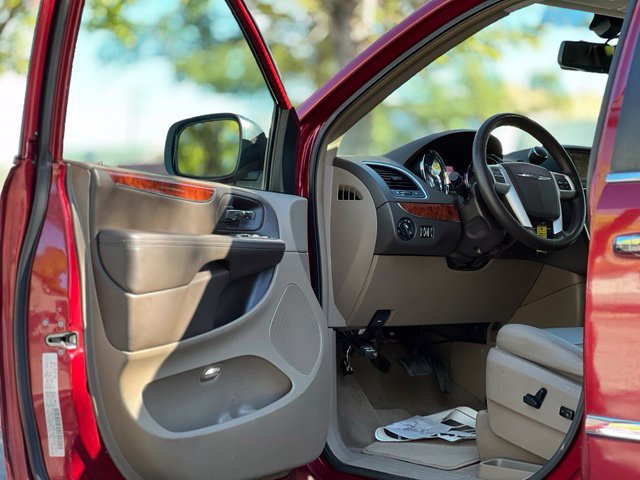 Used 2015 Chrysler Town & Country Touring-L w/ Driver Convenience Group FWD image 9